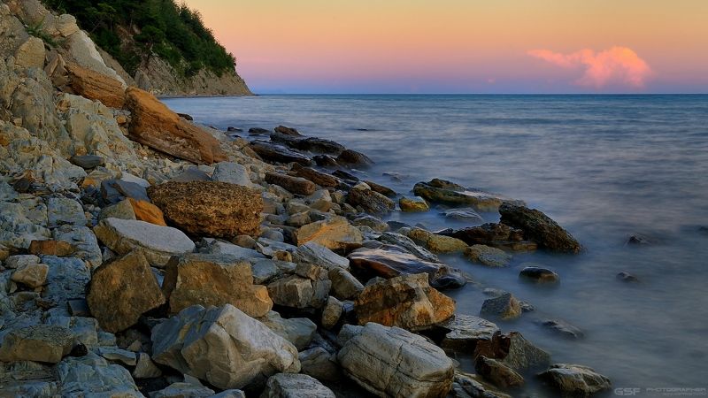 море скалы горы берег камни лето пейзаж Про каменистый берег фото превью