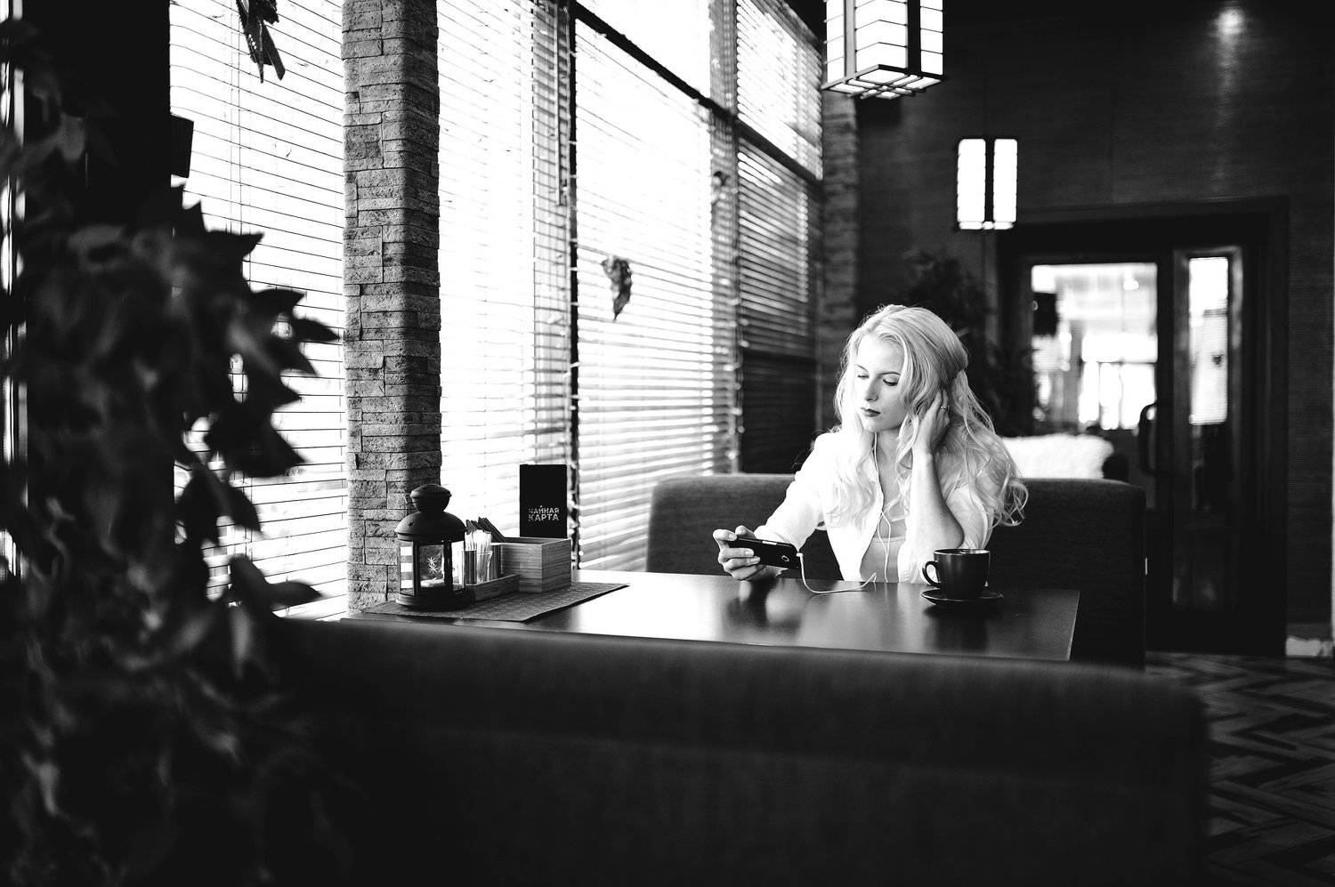 пленер, девушка в в кафе, Влад Шуман