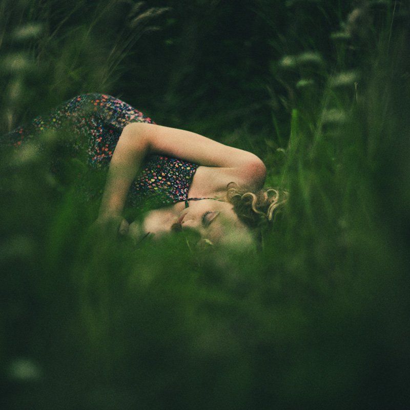 девушка,трава в траве фото превью