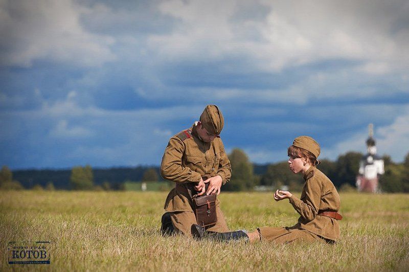 солдат, воин, поле, форма, небо, еда, обед, тишина, мужчина, женщина, любовь, забота В минуты затишья фото превью