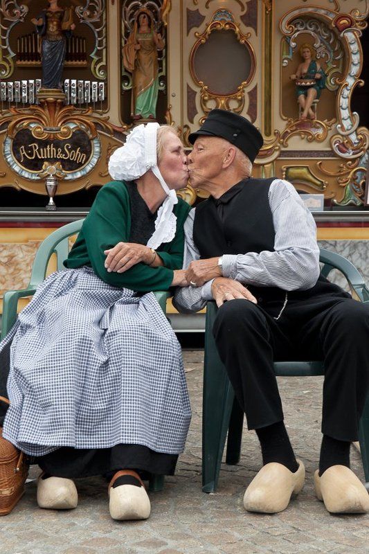 амстердам, старички, поцелуй В Амстердаме городе ... фото превью