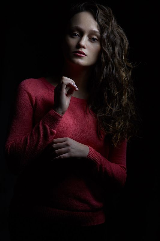 девушка портрет лица тени тень лицо свет  фото превью