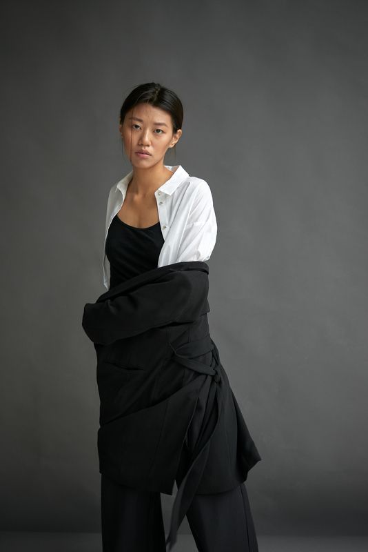 girl,model,female,posing,posture,blackandwhite,clothes,motion,suit,движение,девушка,модель,азиатка,asian,поза,взгляд,костюм,fashion Tests фото превью