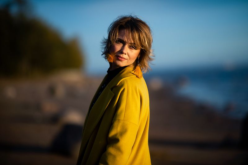 желтое пальто осень девушка  фото превью