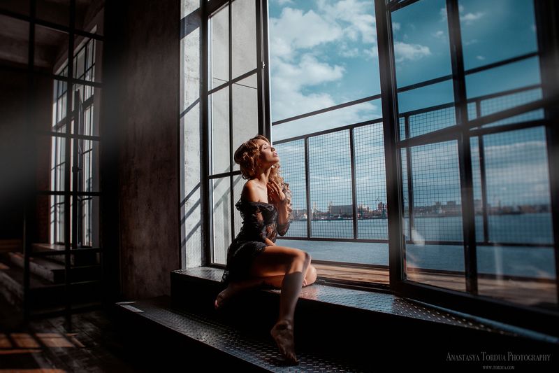 портрет лето солнечныелучи воздухвкадре девушка окно вода тепло фото превью