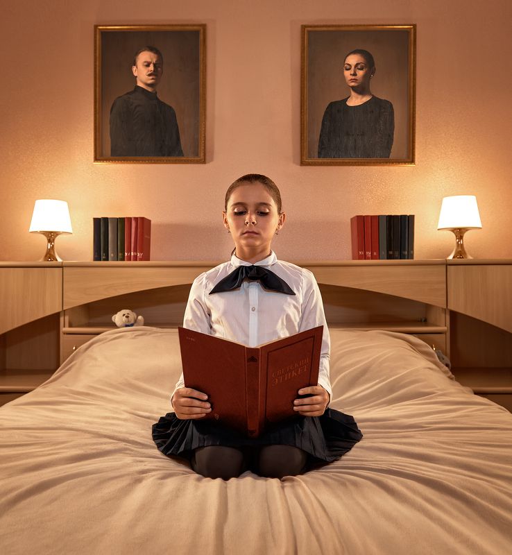 девочка,ребенок,история,концепт,смысл,юмор,этикет,портрет,постановка,симметрия,композиция,парышков,свет,атмосфера,кинематограф Детский этикет фото превью