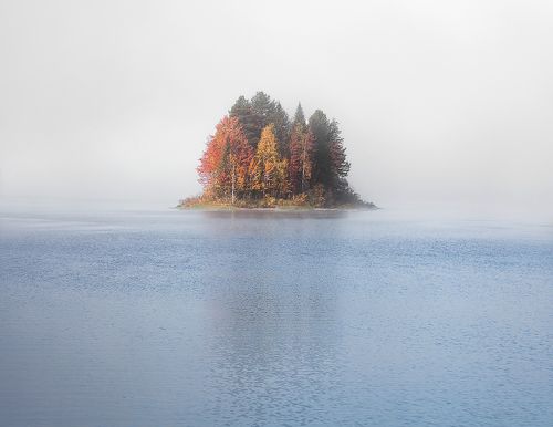Осени туманное парение.