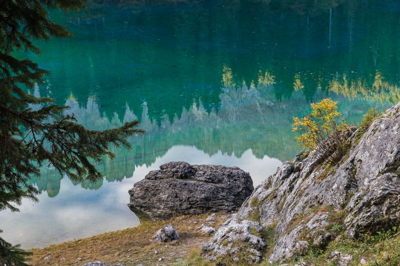 доломиты, осень, отражение, озеро Зазеркалье фото превью