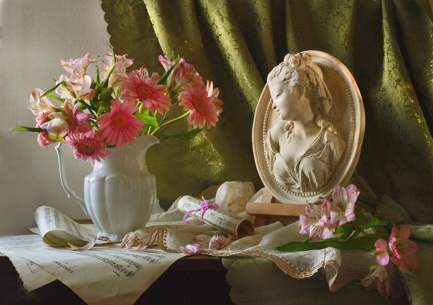 still life,натюрморт,осень, цветы, фото натюрморт, стихи, портрет, ноты ,герберы, барельеф, альстромерия, Колова Валентина