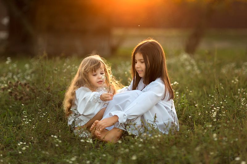 фотопрогулка, лето, дети, маленькие дети, детские фото, детская фотосессия, детский фотограф, детский и семейный фотограф, радость счастье, фотосессия, дети на фото, радость, девочки, ребенок, красотка, портрет, закатное солнышко Девочки фото превью