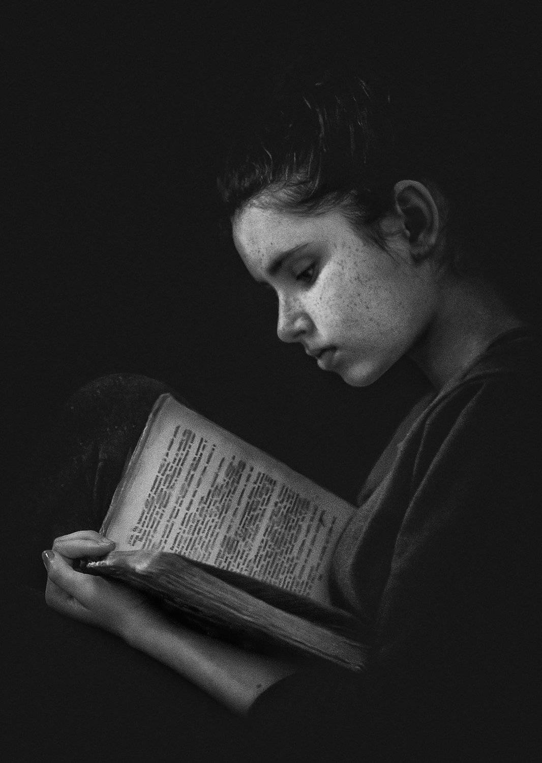 чернобелое фото, девушка, чтение, книга, Мария Братан