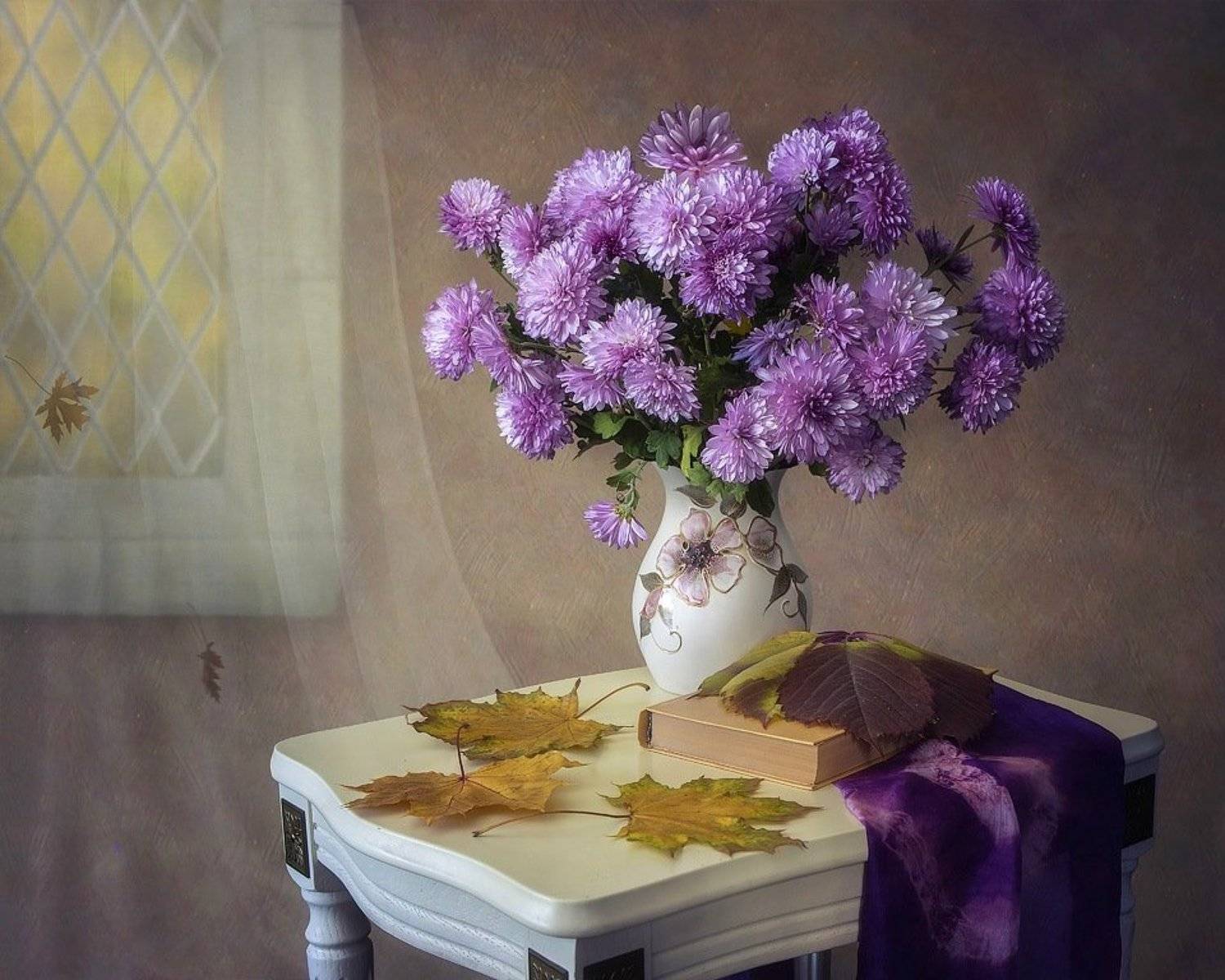 натюрморт, художественная фотография, интерьер, настроение, осень, грусть, букет хризантем, осенние листья, книга, Ирина Приходько