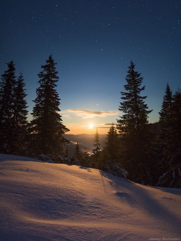 Карпаты, Украина, зима Восход зимней Луны фото превью