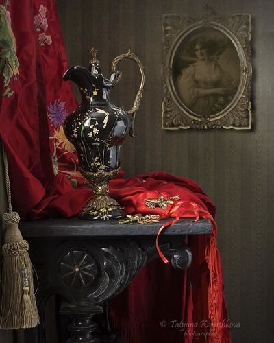 С красной портьерой