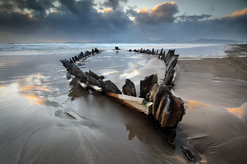 ireland, kerry, rossbeigh, sunset, wreck, boat, ship, beach, iconic, mountains. color, red The Sunbeam фото превью