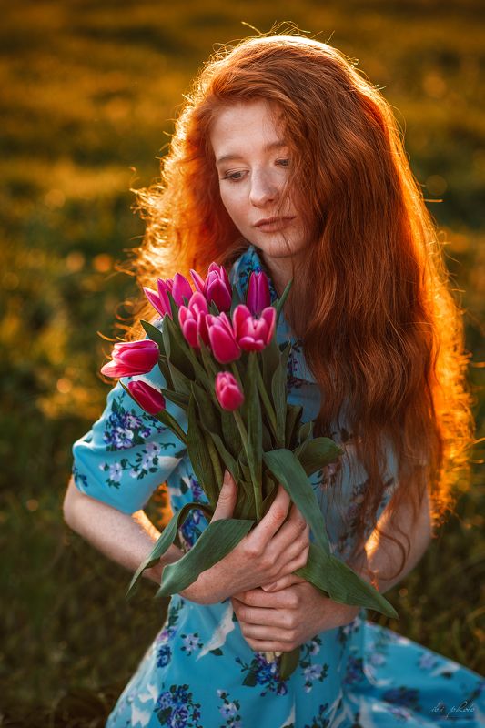 portrait woman redhair backlight  Tulip фото превью