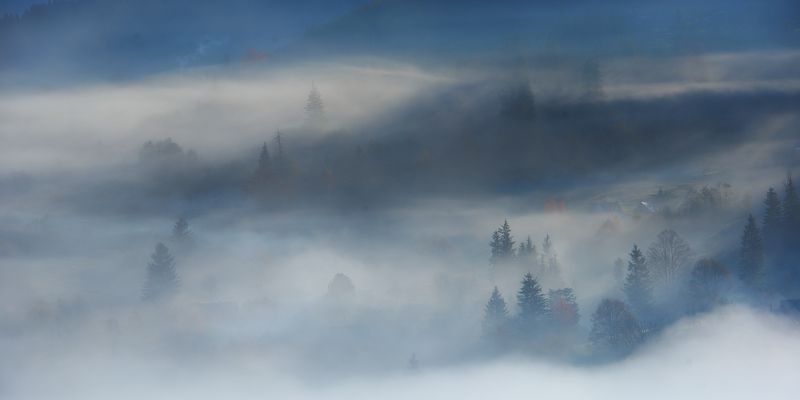 горы, осень, домики, туман Нежась в утреннем тумане, спят дома. фото превью