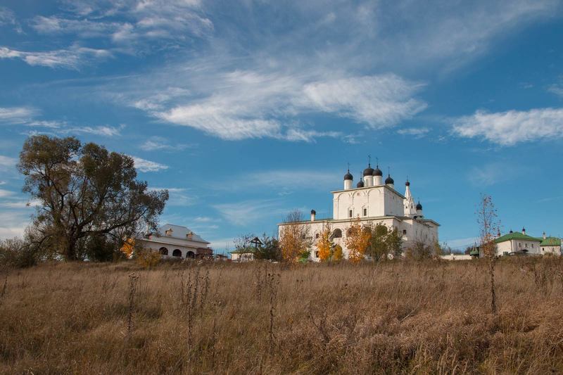Монастырь на холме фото превью