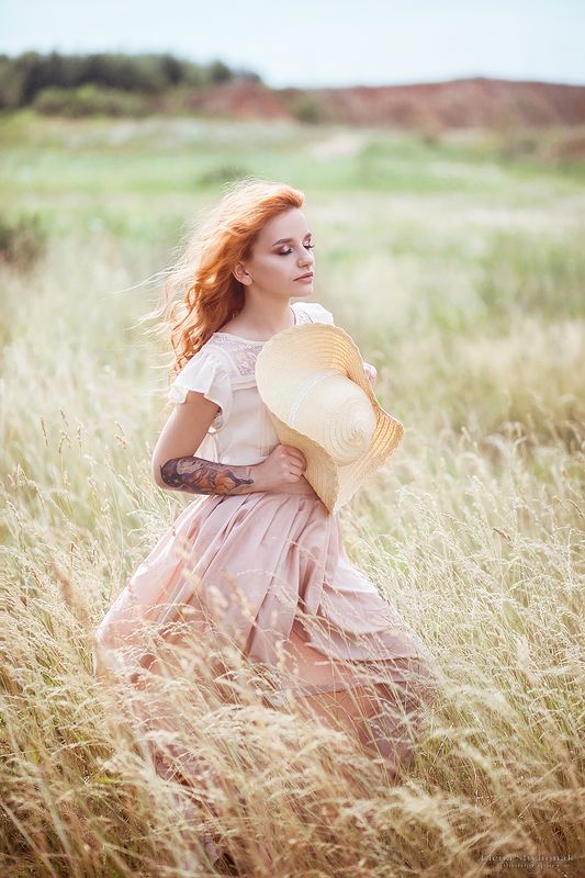 девушка, красивая. лето, трава, сухоцветы, шляпа *** фото превью