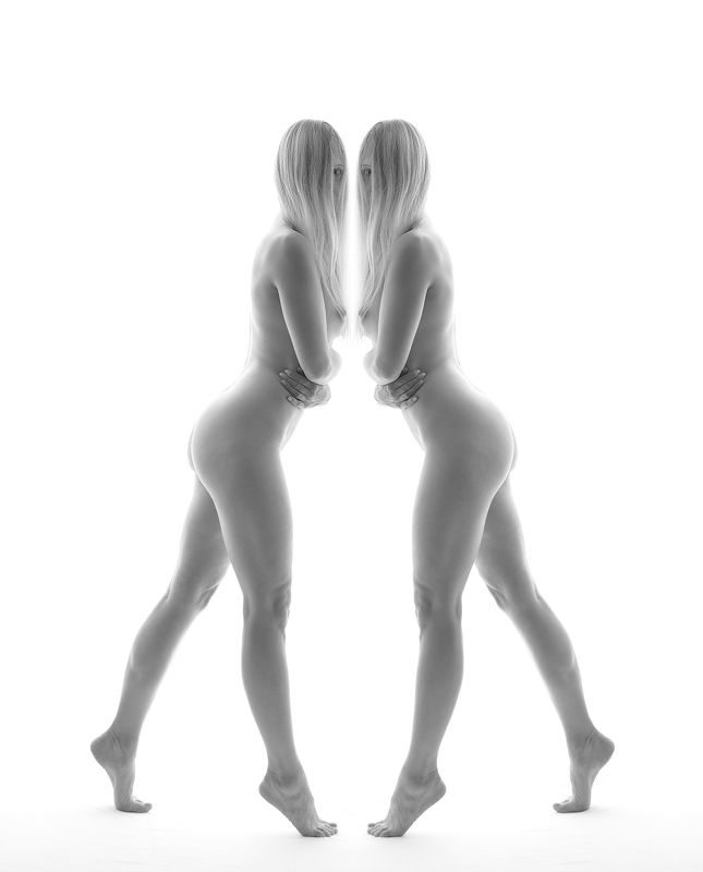 когда третья смотрит фото превью