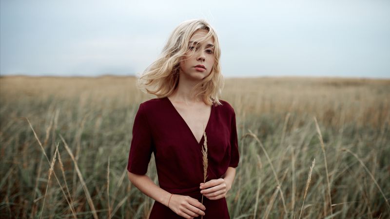 поле, волосы, ветер, красное платье, блондинка, натуральный свет, улица Маша фото превью