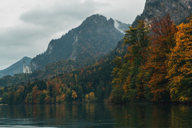 горы; озеро; замок; осень Утопающий в осени... фото превью