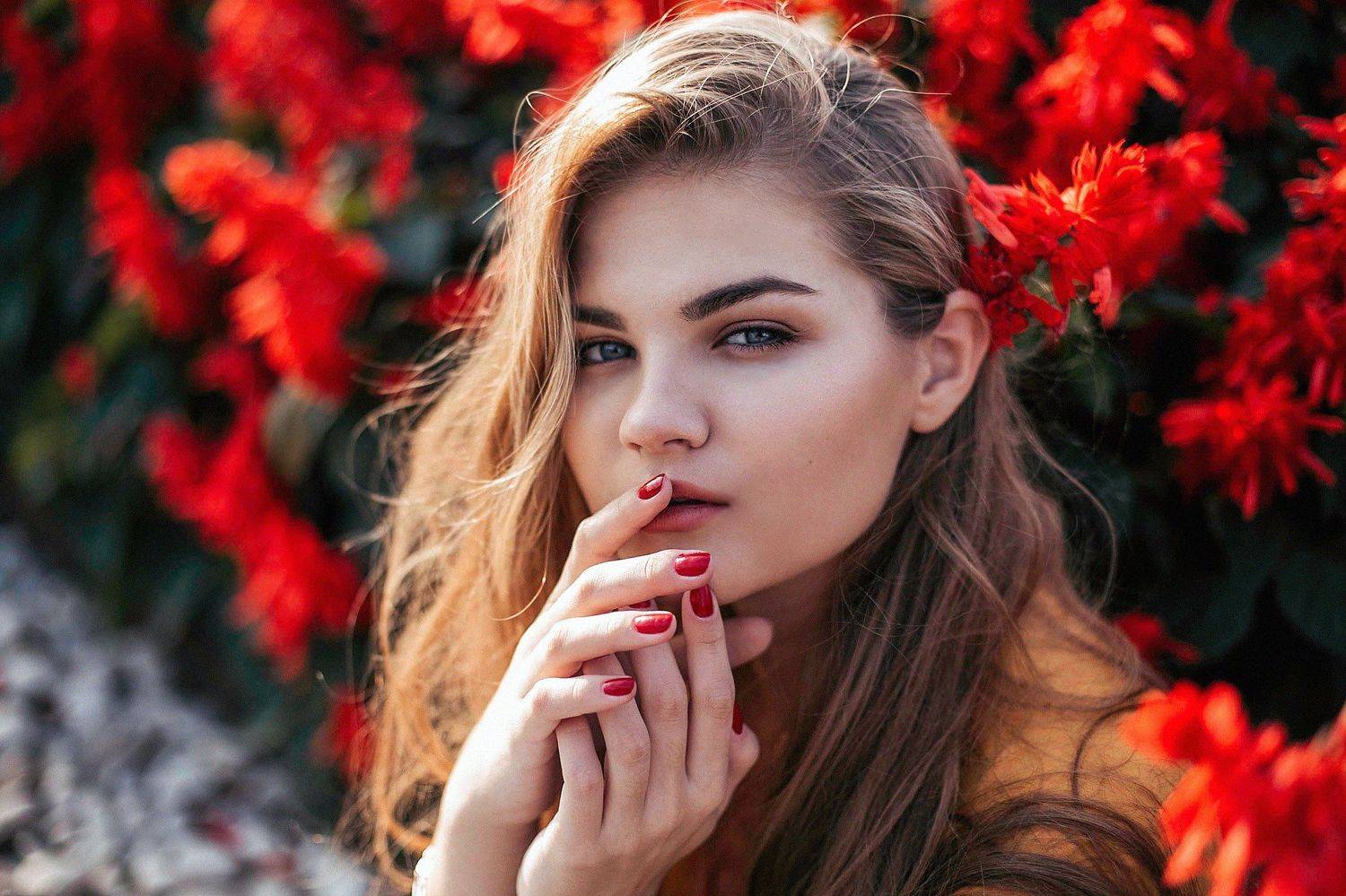 девушка,женскийпортрет,красное,сексуальность,взгляд,цветы,на природе,портрет,красные цветы,лицо,portrait,woman,flowers,nature,beauty, Светлана