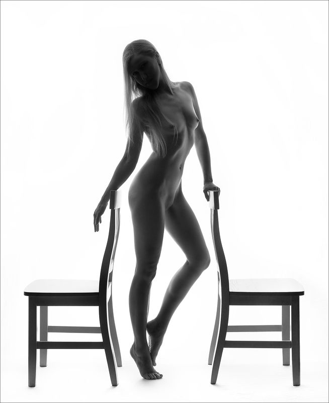 Между двумя стульями. фото превью