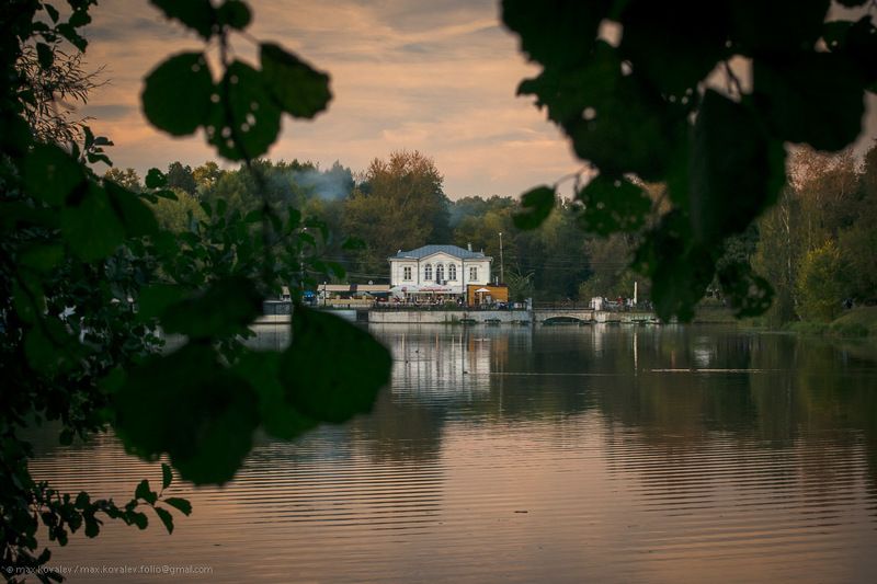 закат, плотина, пруд, усадьба, Кузьминки, Влахернское, вечер, сумерки, листва, Москва, вода, отражение, архитектура, домик, осень Домик у плотины в Кузьминках на закате. фото превью