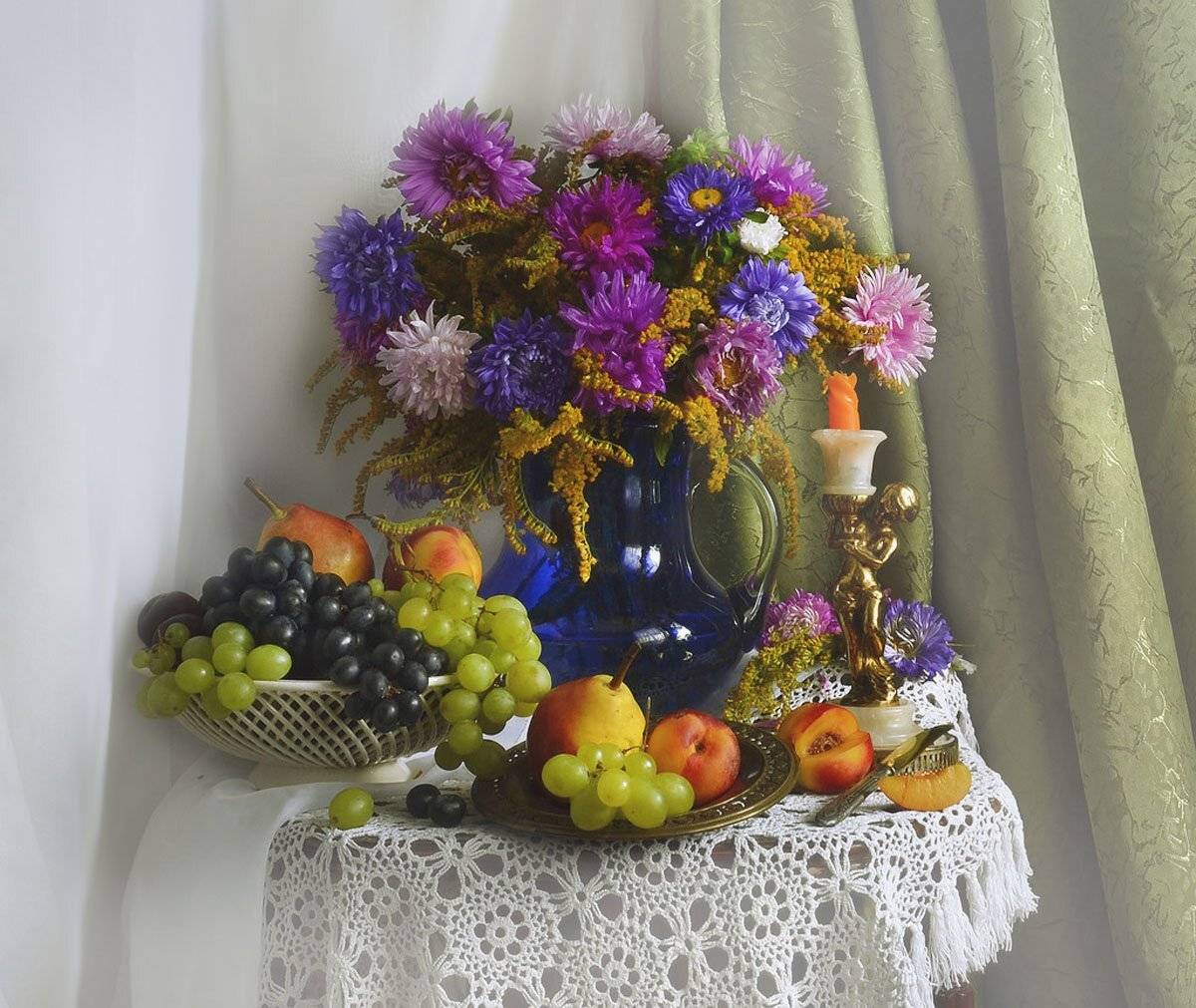 still life,натюрморт,фото натюрморт,осень, октябрь,цветы, астры, виноград, свеча, подсвечник, Колова Валентина