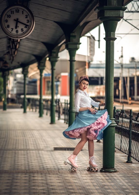 retro woman portrait roller pin up station railway Railway station фото превью