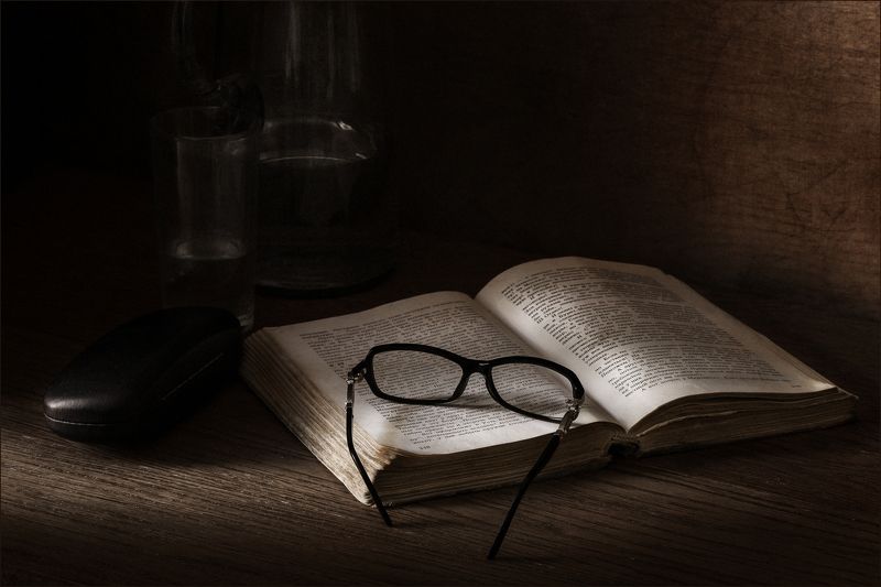 книга, очки, графин, натюрморт Наедине с ... фото превью