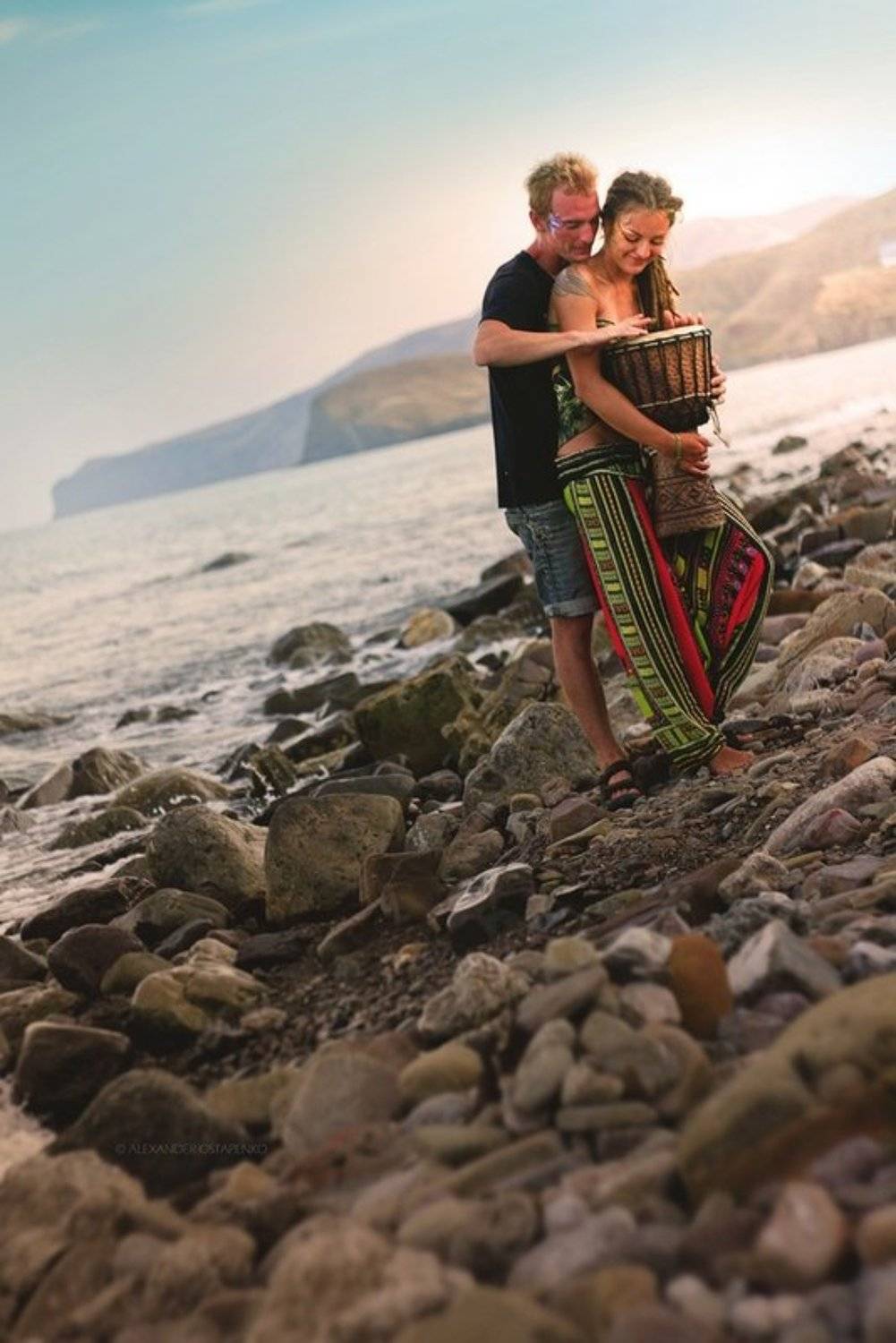 крым, киногородок, счастливые люди, музыкальный инстрмент, горы, крымский пейзаж, море, берег, Александр Остапенко (Alexander Ostapenko)