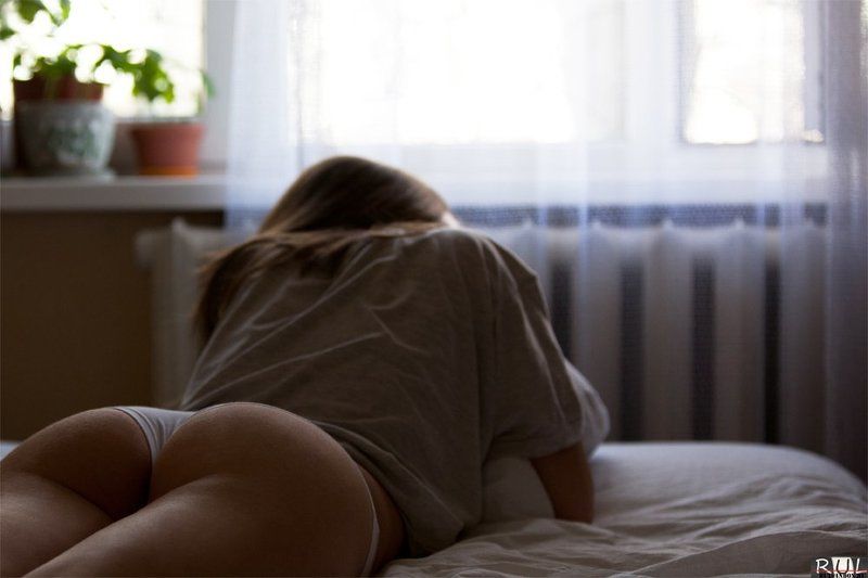 девушка, окно, естетсвенный, свет, кровать  фото превью