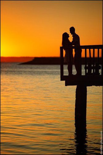 Две фигуры на закате