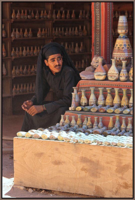 Продавец кувшинов фото превью