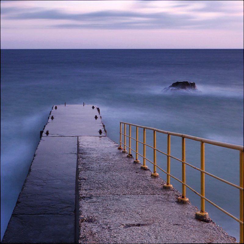 Одинокий волнорез фото превью