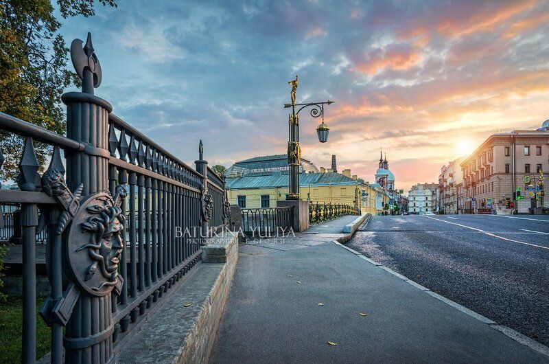 Медуза Горгона и Пантелеймоновский мост в Санкт-Петербурге
