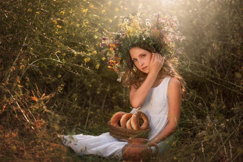 село, девушка, девушка в поле, солнце, поле, хлеб, молоко, девушка в виночке, девушка в траве  фото превью
