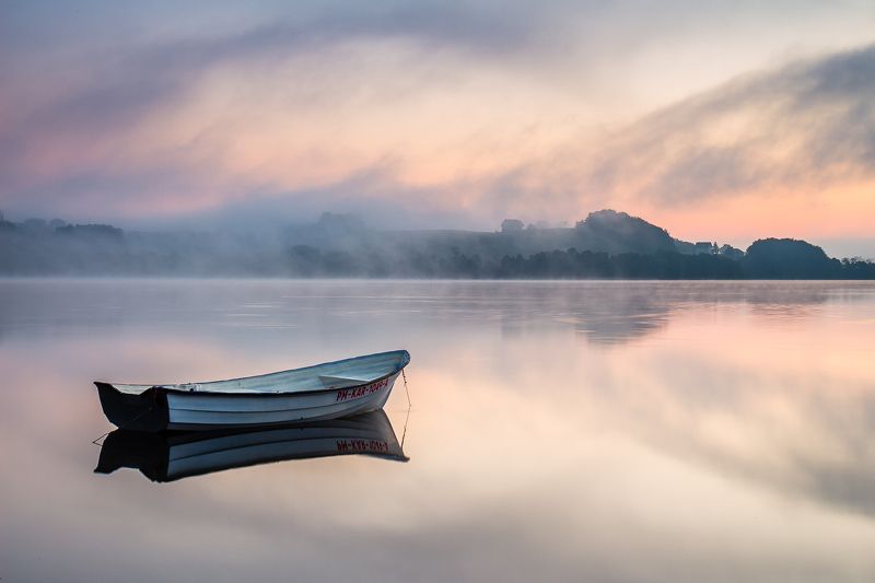 Foggy morning at the lake фото превью
