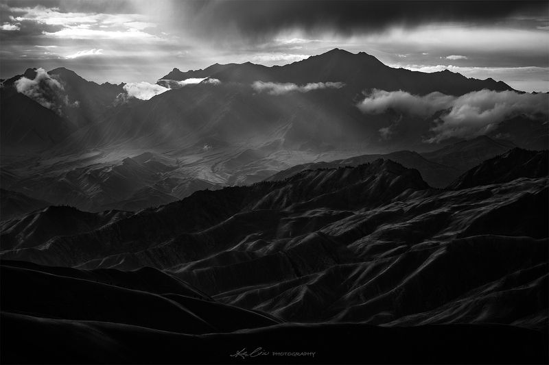 landscape, black&white, storm, mountain, texture Nearly there фото превью