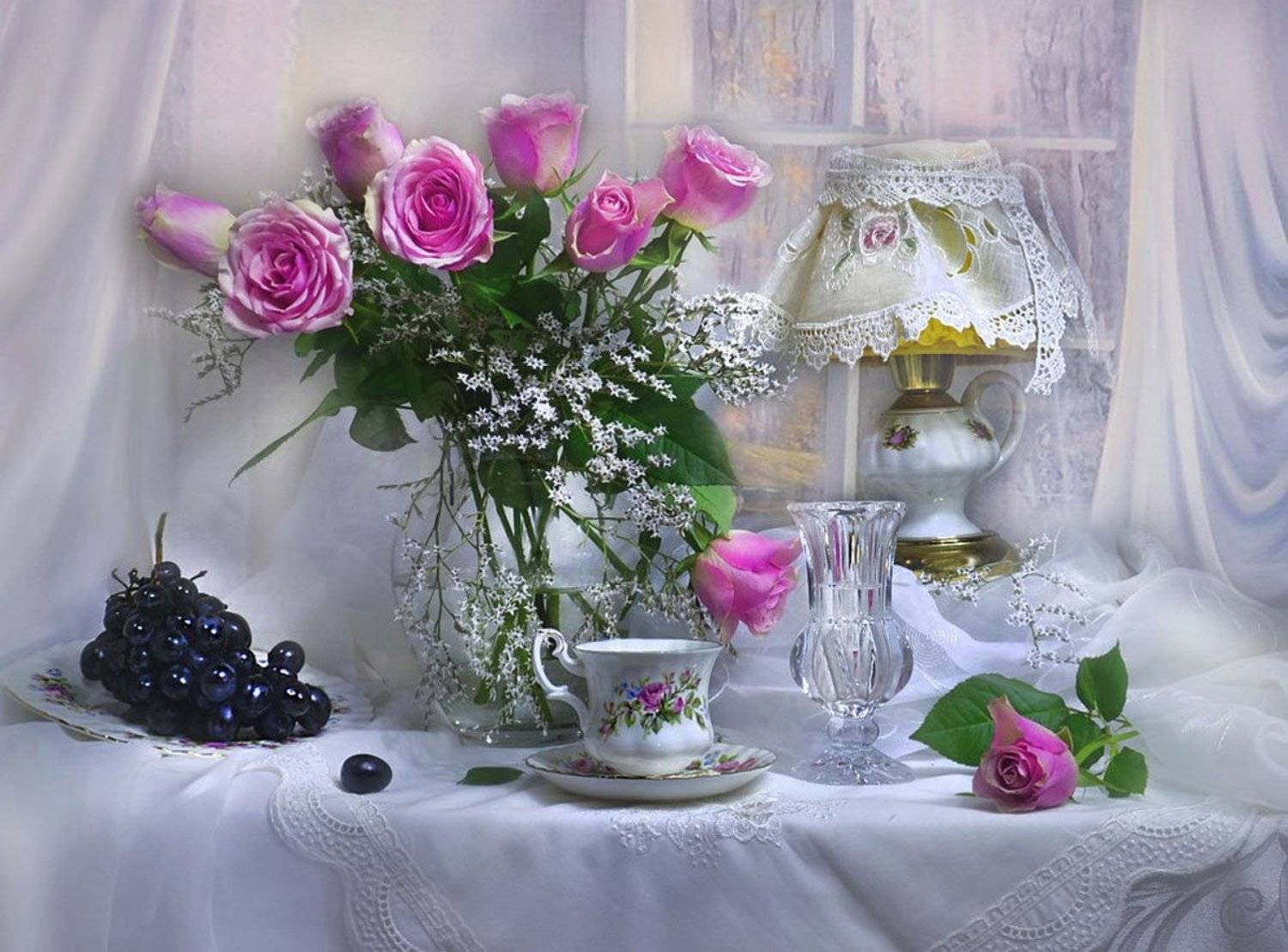 still life,натюрморт,фото натюрморт,осень, ноябрь, розы, цветы, фарфор, лампа, виноград, Колова Валентина