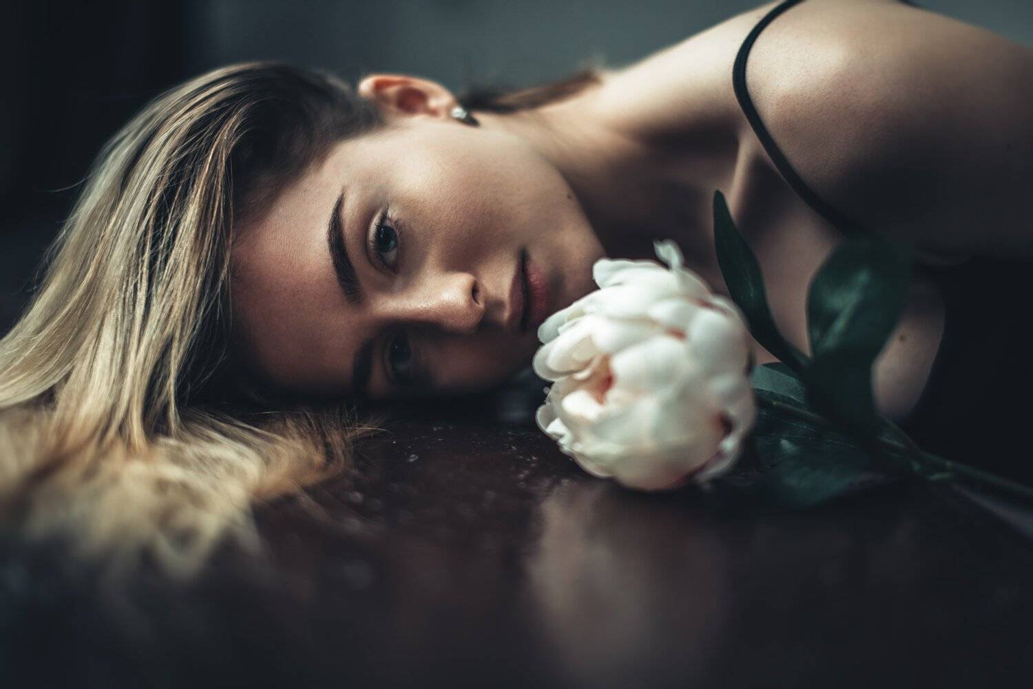 портрет, девушка, взгляд, настроение, блондинка, цветок, Александр Тишкевич