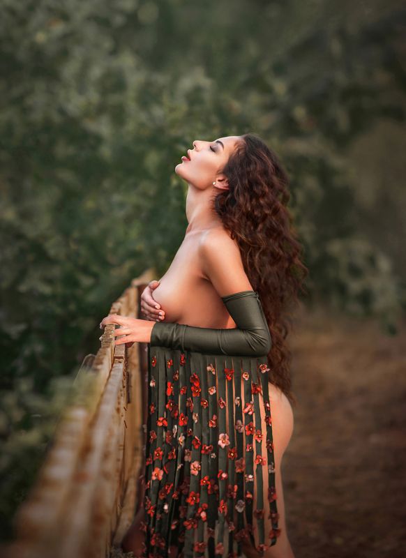 афродита,цветы,руки,обгаженная,красота,молодая,сексуальная,девушка,зеленый,кудрявая,фиалка,страсть,красные цветы, Афродита фото превью