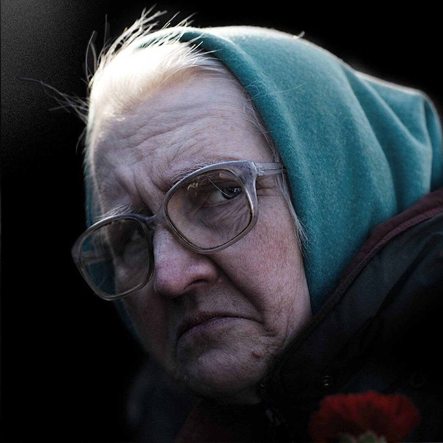 гвоздика. Автор: Юрий Калинин портрет, квадрат, калинин юрий , уличная фотография, юрец, люди, лица, город, санкт-петербург ,фотограф, лица протеста, Юрий Калинин