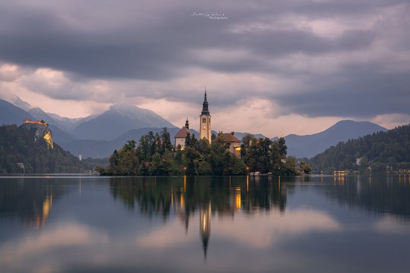 bled, blue, blue hour, calm waters, calmness, castle, church, church tower, cliff, clouds, evening, fog, forest, hills, island, lake, lake bled, lights, mountain range, mountains, reflections, rock, serenity, silence, sky, slovenia, tower, twilight, water Lake Bled фото превью