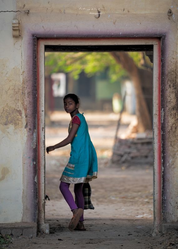 benares, blue, blue dress, blue gown, child, door, doorway, entrance, exit, girl, india, indian girl, kashi, tree, tree trunk, varanasi Entrance фото превью