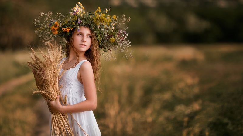 девушка, девушка с колосками в руках, девушка в поле, поле, хлеб, венок, свет  фото превью