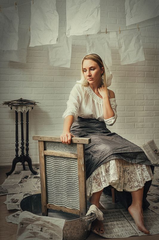 портрет, девушка, модель, студия, картина, платье, таз, классика, стирка, прачка, газеты, белье, сюр Прачка фото превью