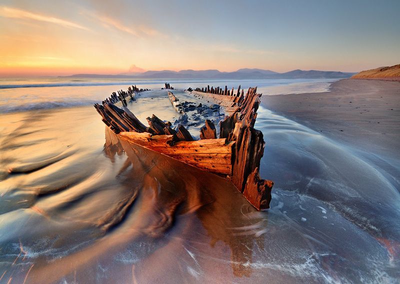 ireland, kerry, rossbeigh, sunset, wreck, boat, ship, beach, iconic, mountains. color, red Wrecked фото превью